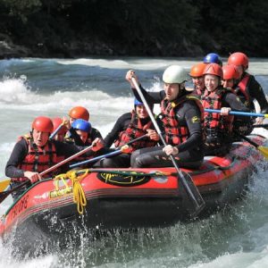 Image presents Crux Rescue's Basic Water First Responder safety training class that teaches water and whitewater rescue techniques for recreational boaters, rafters, and kayak recreationalists.