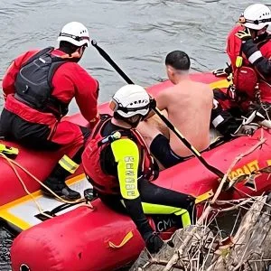 Image represents opportunity for students in Oregon and Washington to register to learn Surface Water Rescue Technician techniques in a certified training class from the Crux Rescue training professionals.